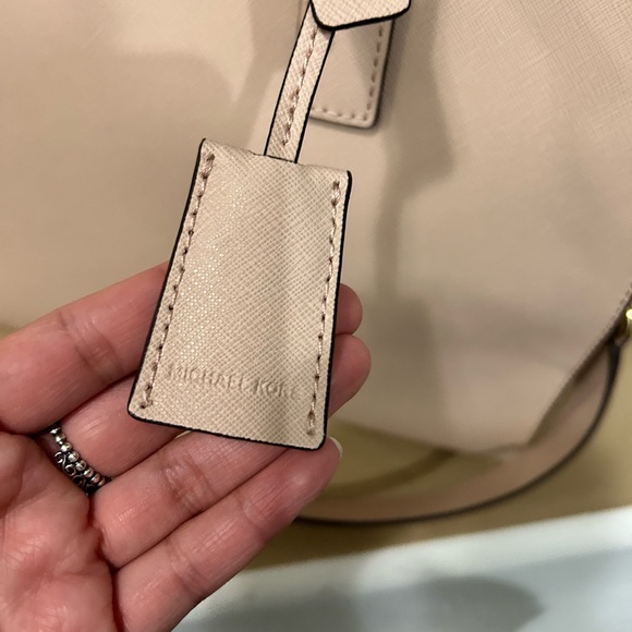 Like brand new without tag’s Michael Kors large leather tote purse - Picture 12 of 16